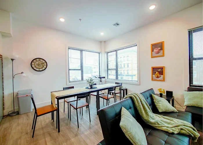 Vast Fully Furnished 2-Bed Close To Nyc
