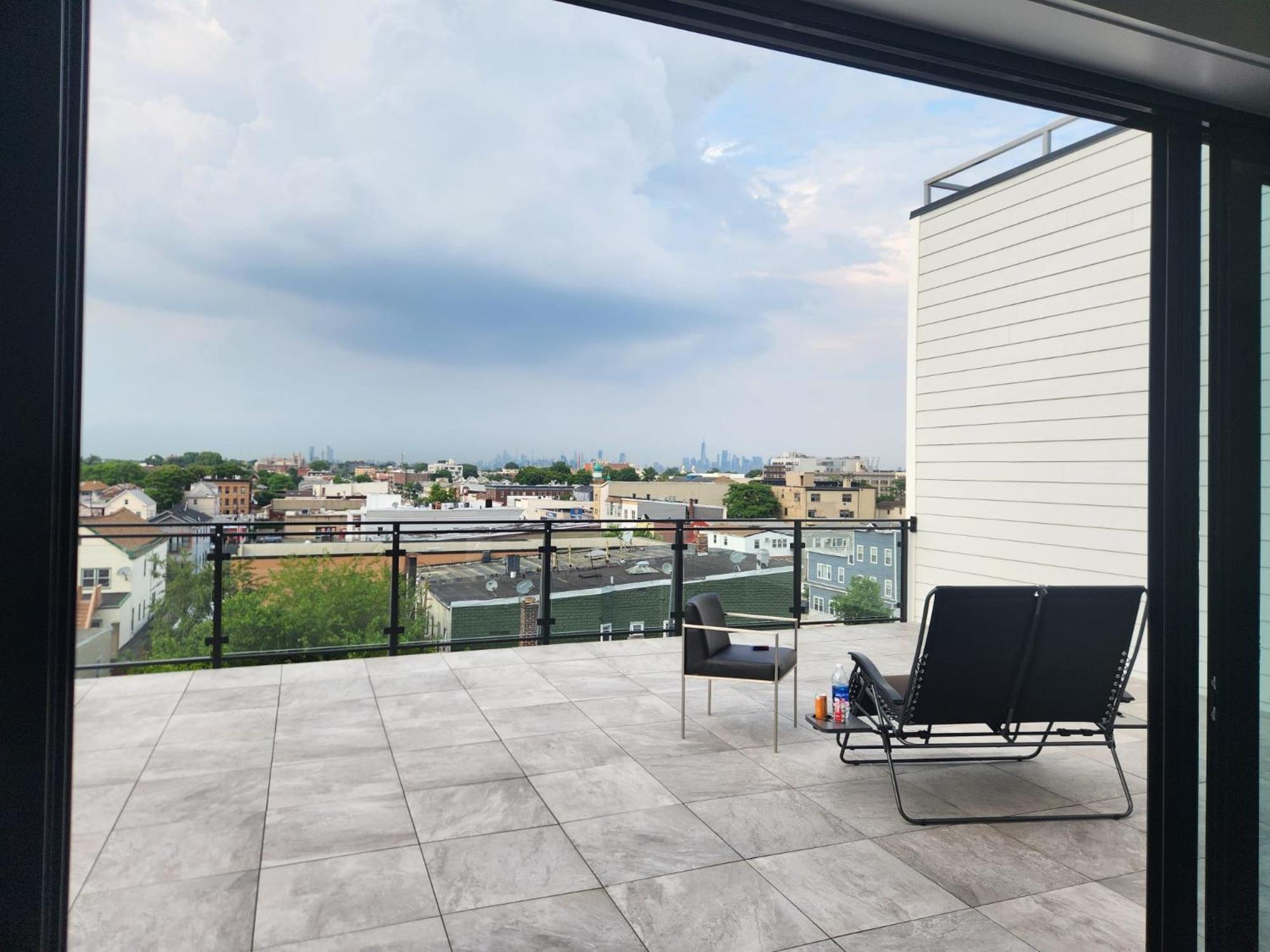 Vast Fully Furnished 2-bed Close To Nyc Apartment