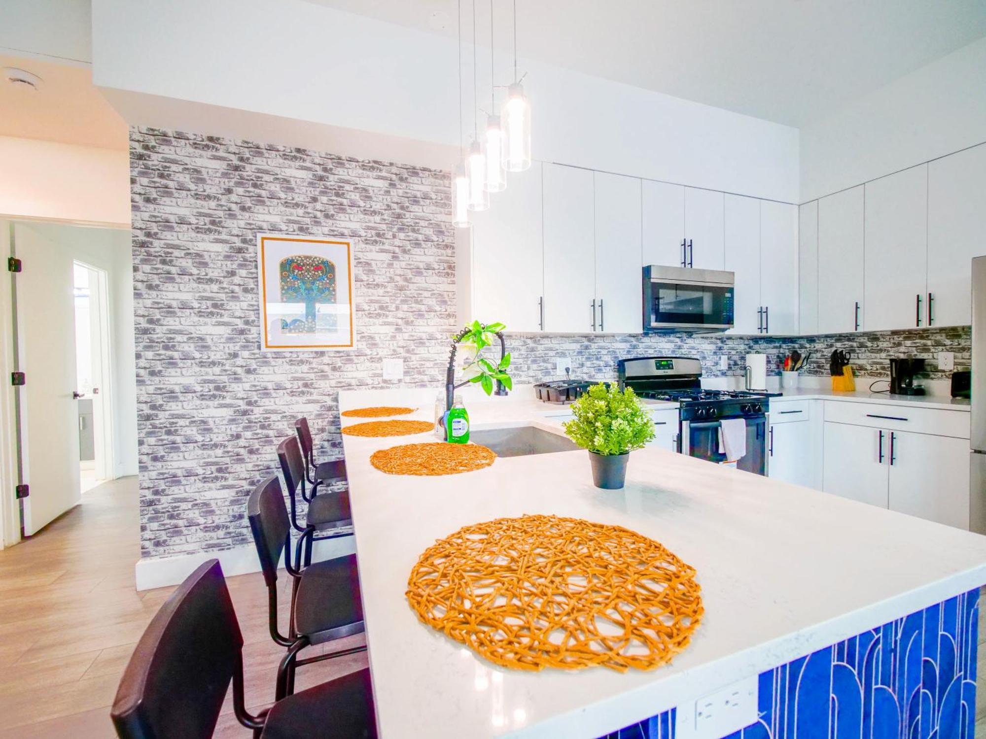 Vast Fully Furnished 2-bed Close To Nyc Apartment *