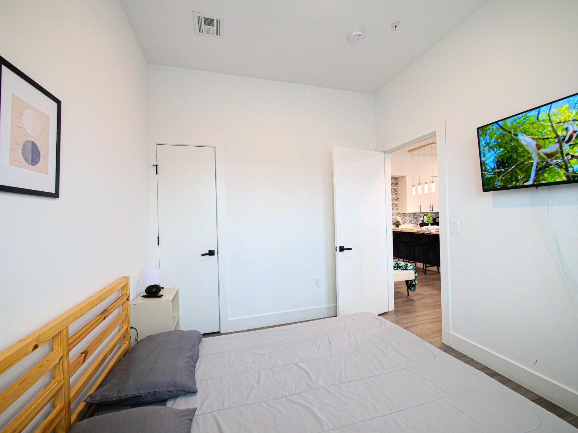 Vast Fully Furnished 2-bed Close To Nyc Apartment